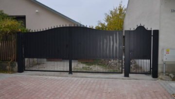 dvojkrídlová brána z kovaných prvkov