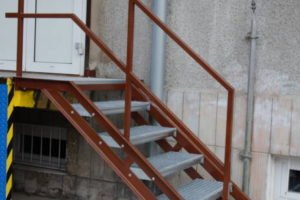hnedé schody so schodnicami z protišmykových roštov