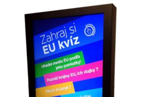 rám so stojanom na dotykový panel