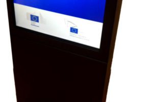 rám so stojanom na dotykový panel