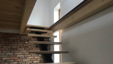 schody s drevenou výplňou