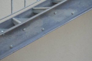 schody so schodnicami z protišmykových roštov