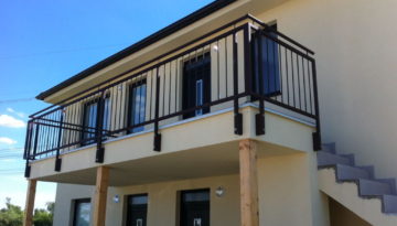 balkónové zábradlie so zvislou výplňou