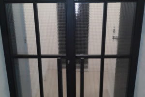 dvere v byte z drôteného skla
