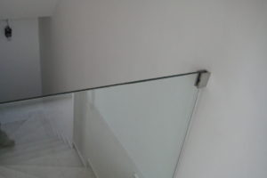 schodové zábradlie so sklenenou výplňou