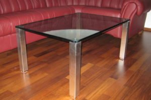sklenený stôl s nerezovými nohami
