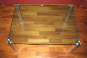 sklenený stôl s nerezovými nohami