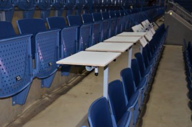sklopné stolíky na zimnom štadióne Ondreja Nepelu