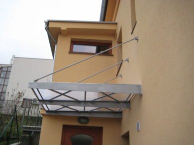 vchodová strieška s plastovou výplňou