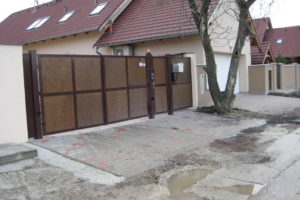 dvojkrídlová brána s bráničkou s drevenou výplňou