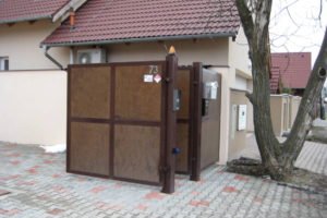 dvojkrídlová brána s bráničkou s drevenou výplňou