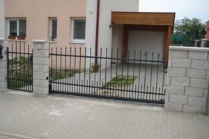 posuvná brána a bránička z kovaných prvkov