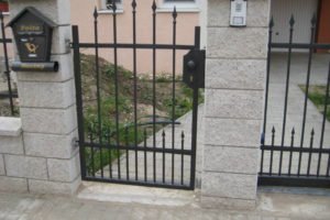 posuvná brána a bránička z kovaných prvkov