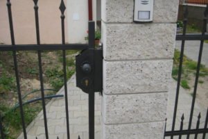 posuvná brána a bránička z kovaných prvkov