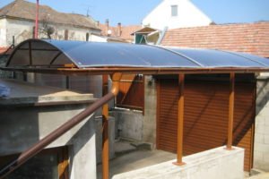 rolovacia garážová brána s lexanovým prístreškom